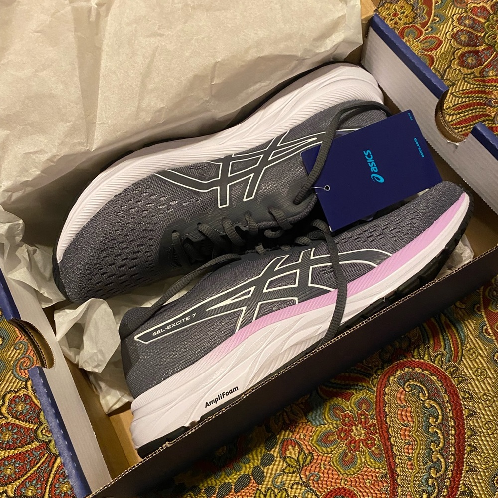 Brand new women’s ASICS  size 8 1/2 gel-excite 7